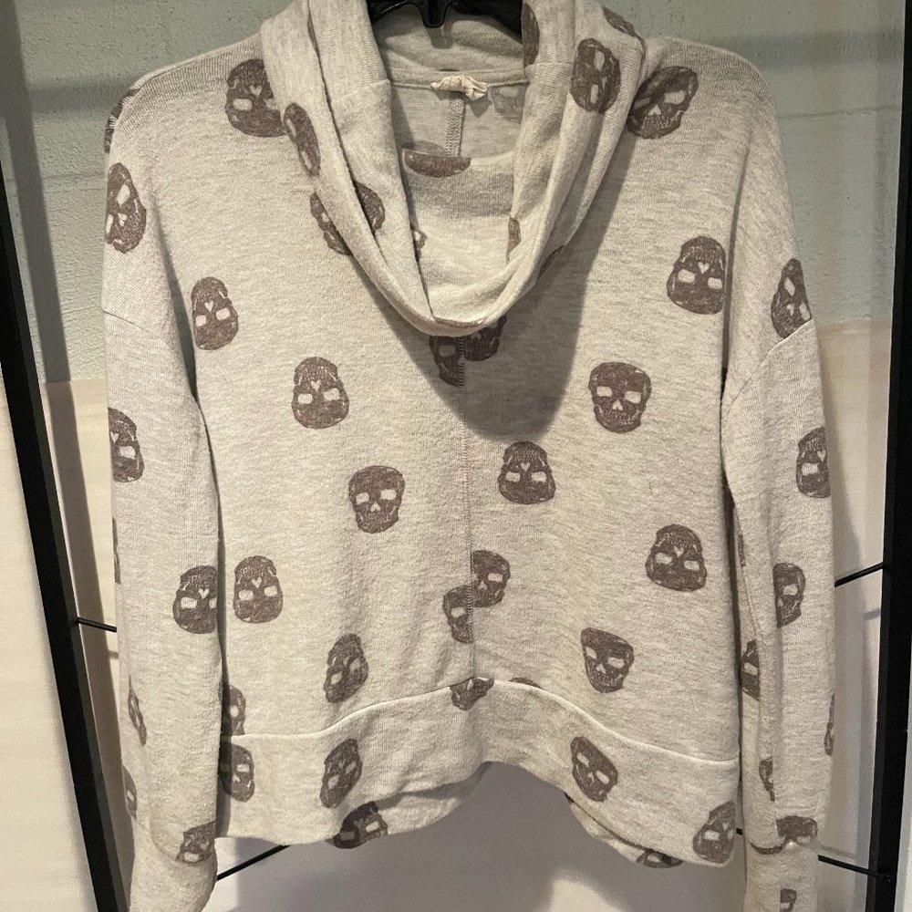 Skull turtle neck